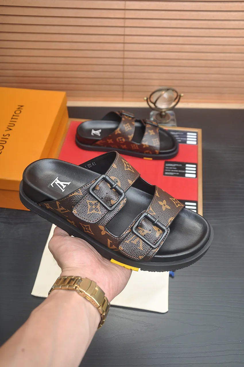 Men's shoes 💰400💶 [Louis Vuitton LV slippers] (high-end cowhide) counter 1:1 fashion style, a must-have for summer! The designer used LV’s iconic outsole. The original simple slippers instantly become fashionable! The upper is made of flexible special cowhide leather straps alternately, and the workmanship is exquisite! A must-have for stylish men in summer, size 38-45 (45 customized)